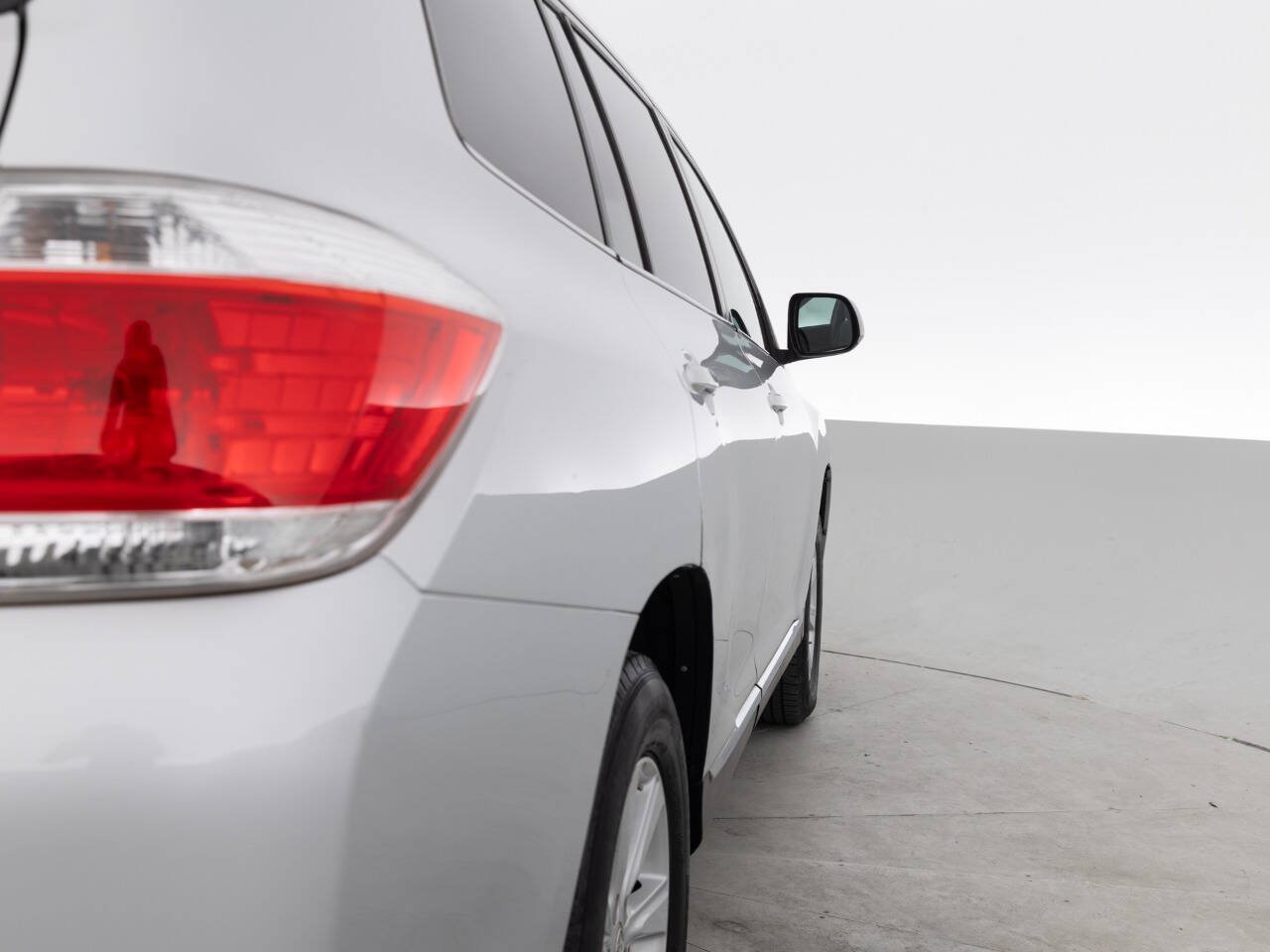Used 2013 Toyota Highlander FWD w/ Cold Weather Pkg image 14