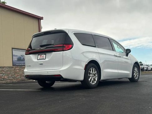 Used 2023 Chrysler Pacifica Touring-L FWD image 46
