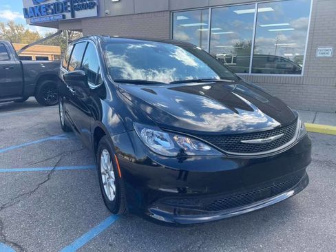 Used 2024 Chrysler Voyager LX image 3