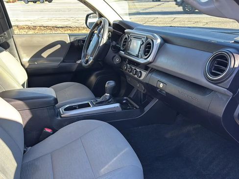 Used 2017 Toyota Tacoma 4x4 Access Cab image 6