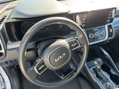 Used 2022 Kia Sorento LX image 11