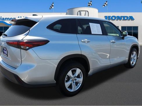 Used 2025 Toyota Highlander LE FWD image 8