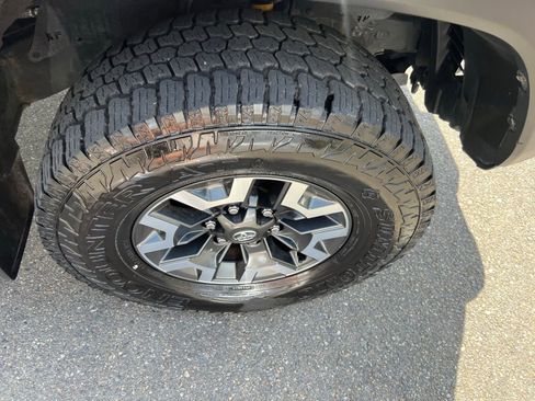 Used 2017 Toyota Tacoma TRD Off-Road w/ Tow Package AWD/4WD image 12