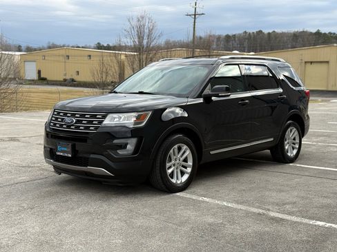 Used 2017 Ford Explorer XLT w/ Equipment Group 202A image 9