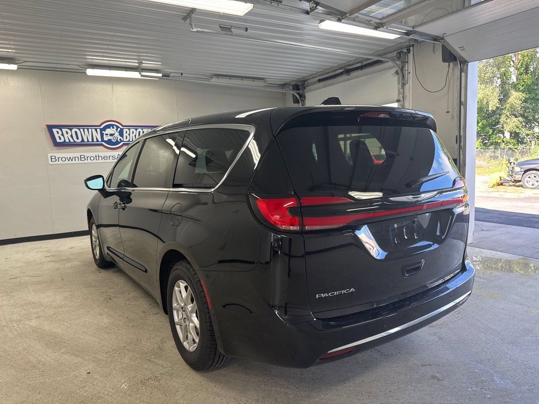 Used 2024 Chrysler Pacifica Touring FWD image 4