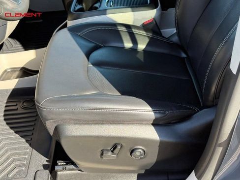 Used 2023 Chrysler Pacifica Touring-L FWD image 22
