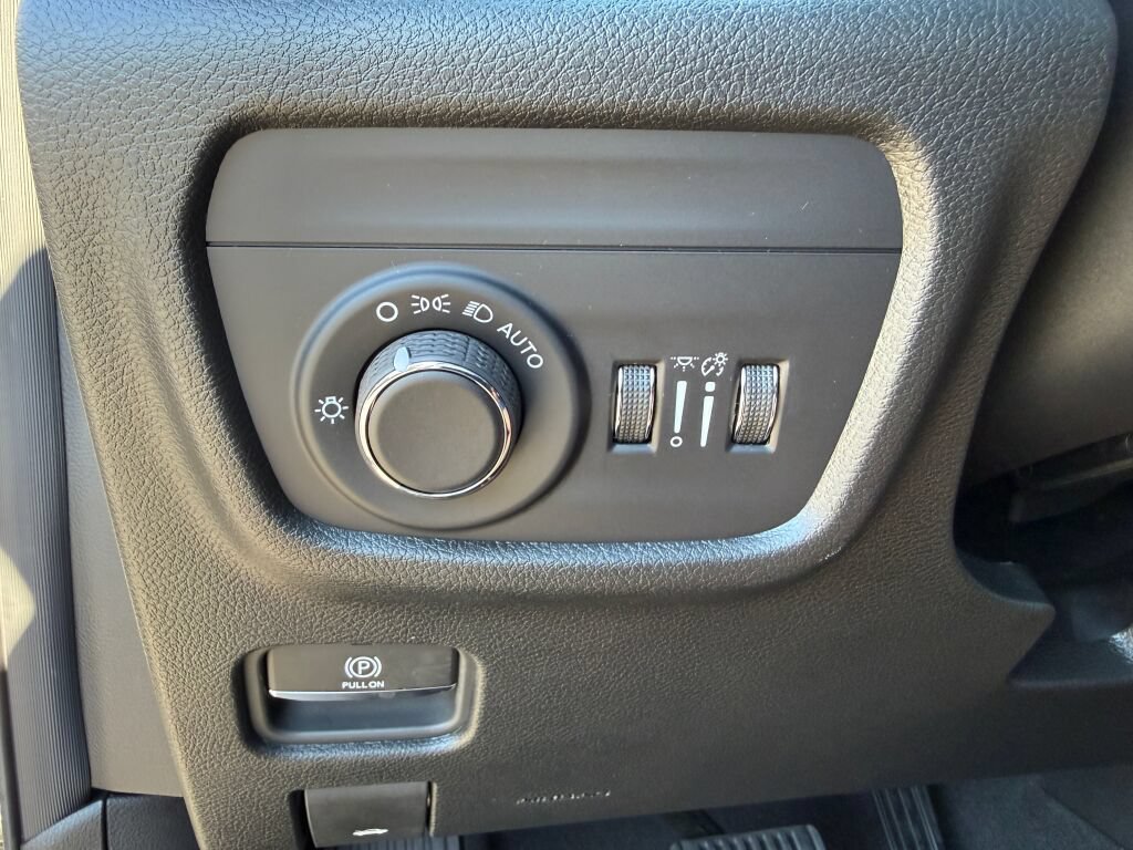 New 2027 Jeep Grand Cherokee Laredo RWD image 30
