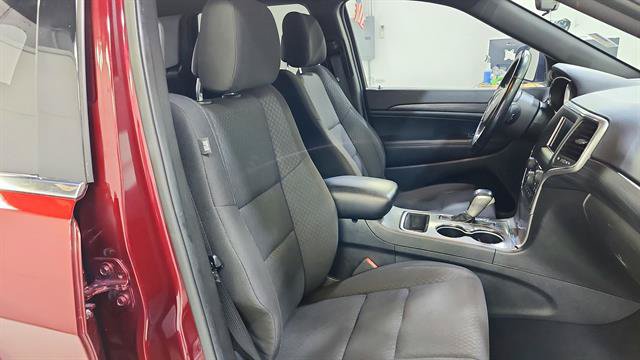Used 2020 Jeep Grand Cherokee Laredo RWD image 23