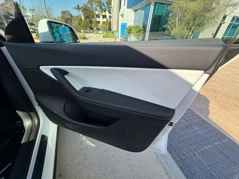 Used 2022 Tesla Model Y Long Range image 23