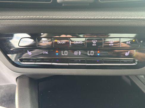 Used 2022 Buick Envision Essence w/ Sport Touring Package FWD image 12