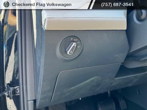 New 2026 Volkswagen Taos SE FWD image 16