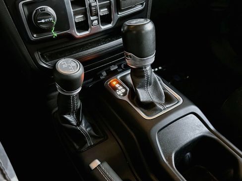 Used 2022 Jeep Wrangler Unlimited Sahara AWD/4WD image 18