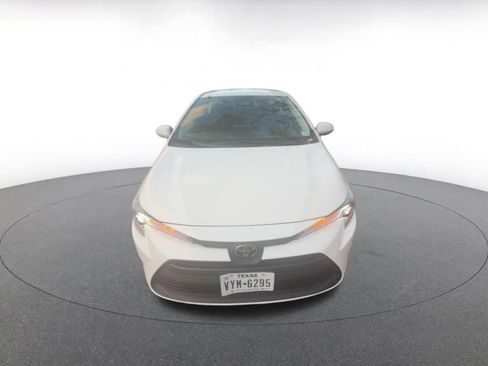 Used 2025 Toyota Corolla LE image 3