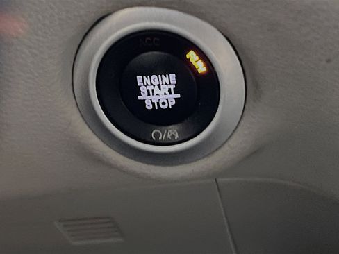 Used 2020 Chrysler Pacifica Limited FWD image 23