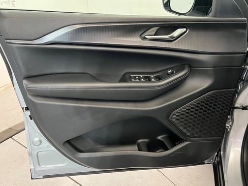 New 2025 Jeep Grand Cherokee Altitude image 14