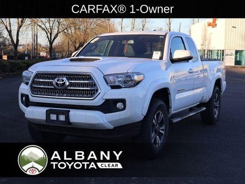 Used 2017 Toyota Tacoma TRD Sport image 1