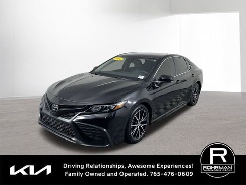 Used 2024 Toyota Camry SE image 1