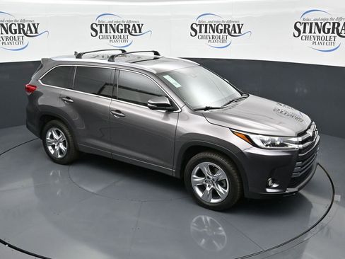 Used 2017 Toyota Highlander Limited image 9