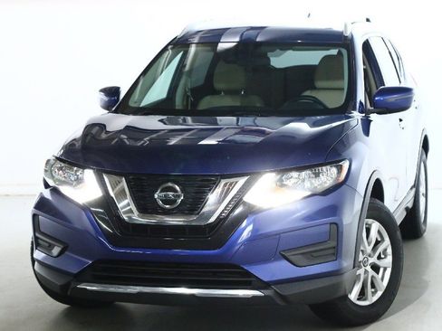 Used 2020 Nissan Rogue SV image 2