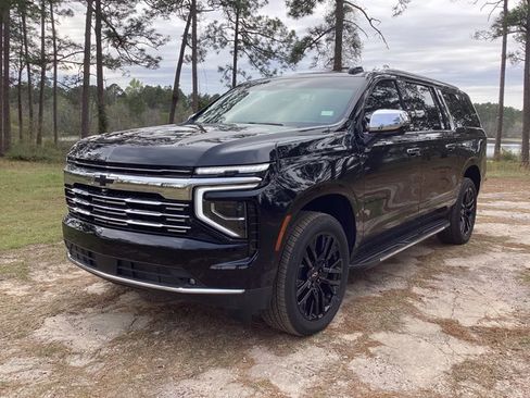 New 2025 Chevrolet Suburban Premier RWD image 8