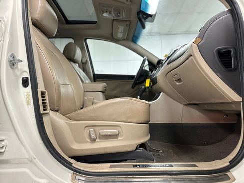Used 2012 Hyundai Veracruz Limited w/ Entertainment Pkg FWD image 24