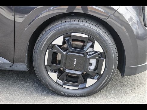 Used 2025 Kia Carnival EX FWD image 15