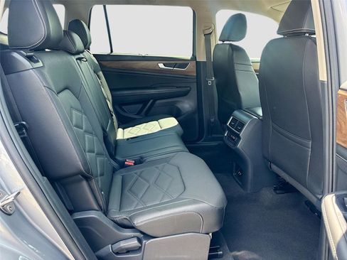 Used 2025 Volkswagen Atlas SE image 27