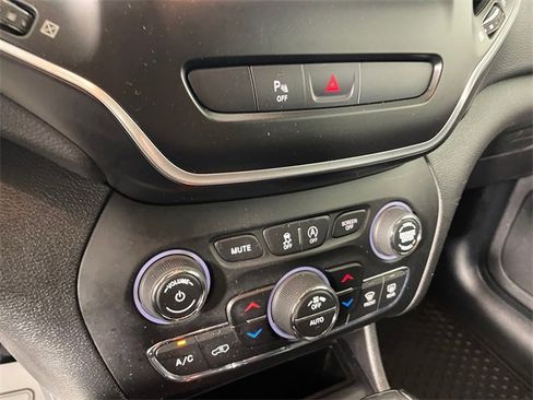 Used 2019 Jeep Cherokee Latitude Plus w/ Comfort/Convenience Group image 8