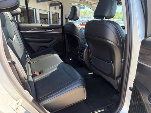 Used 2023 Jeep Grand Cherokee Limited w/ Luxury Tech Group II AWD/4WD image 12