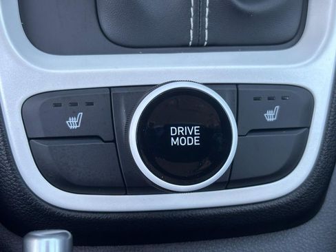 Certified 2025 Hyundai Venue Limited image 19