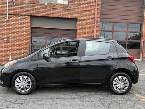 Used 2017 Toyota Yaris L w/ Carpet Mat Package FWD image 6
