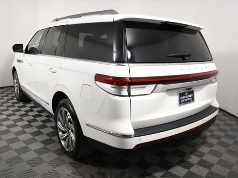 Used 2023 Lincoln Navigator Reserve image 4