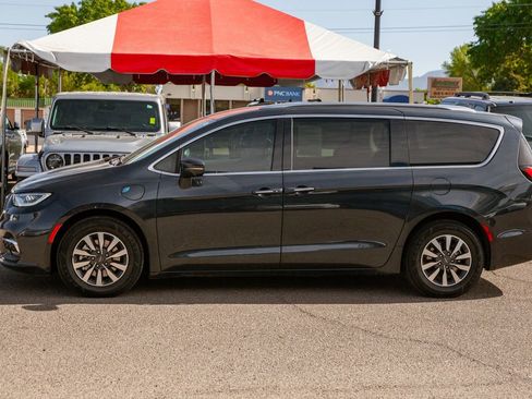 Used 2021 Chrysler Pacifica Touring-L FWD image 8
