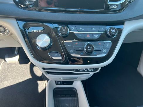 Used 2024 Chrysler Pacifica Touring-L FWD image 36