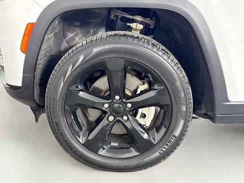 Used 2024 Jeep Grand Cherokee L Limited w/ Black Appearance Package AWD/4WD image 36