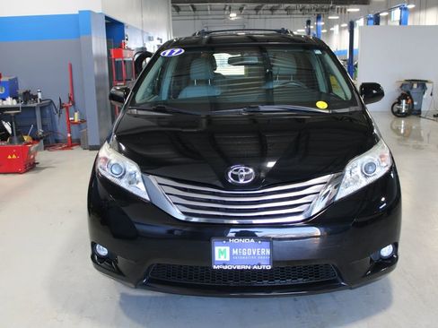 Used 2017 Toyota Sienna XLE Premium image 3