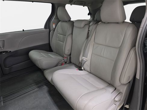 Used 2017 Toyota Sienna XLE Premium image 13