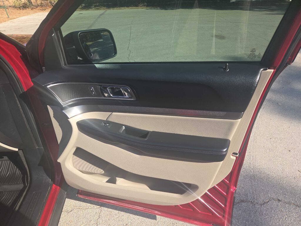 Used 2018 Ford Explorer XLT w/ Equipment Group 202A FWD image 27