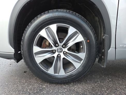 Used 2023 Toyota Highlander XLE AWD/4WD image 29