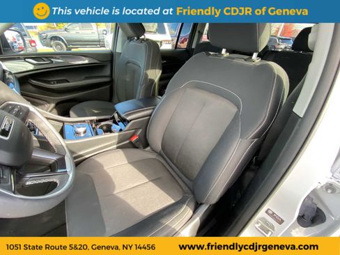 Used 2023 Jeep Grand Cherokee Laredo w/ Luxury Tech Group I image 10