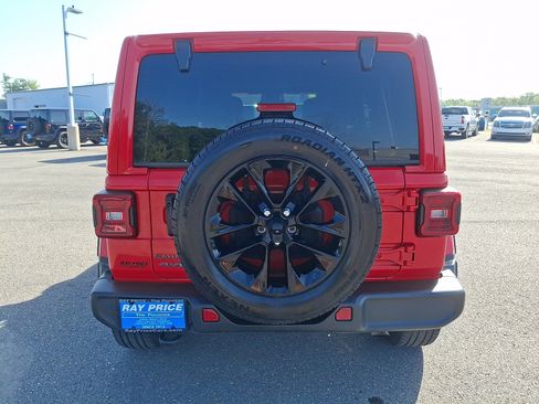 Used 2025 Jeep Wrangler Unlimited Sahara AWD/4WD image 5