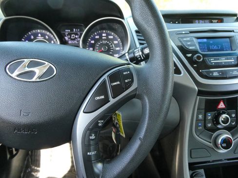 Used 2015 Hyundai Elantra SE image 15