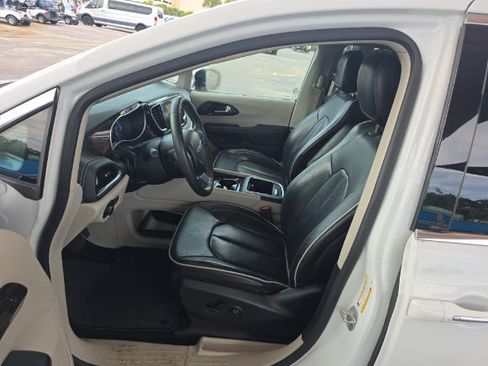 Used 2023 Chrysler Pacifica Limited FWD image 10
