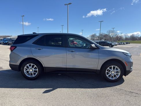 Used 2023 Chevrolet Equinox LS w/ LS Convenience Package AWD/4WD image 4