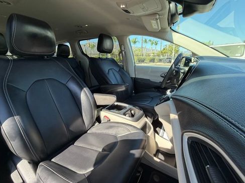 Used 2024 Chrysler Pacifica Limited FWD image 31