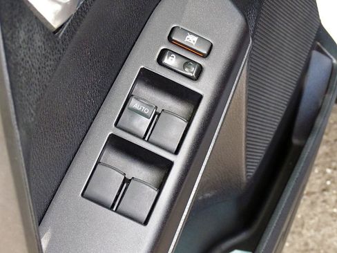 Used 2017 Toyota RAV4 XLE AWD/4WD image 40
