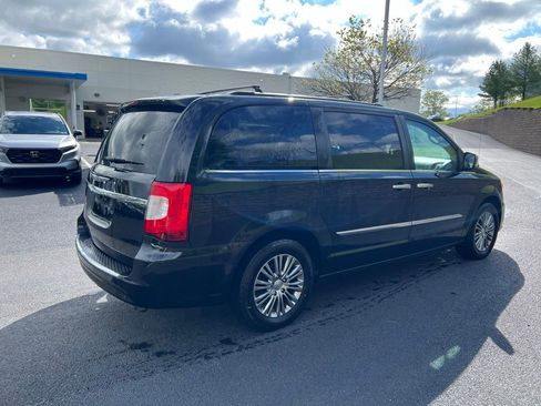 Used 2014 Chrysler Town & Country Touring-L w/ Driver Convenience Group FWD image 4