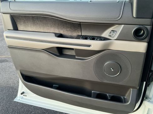 Used 2021 Ford Expedition Limited image 28