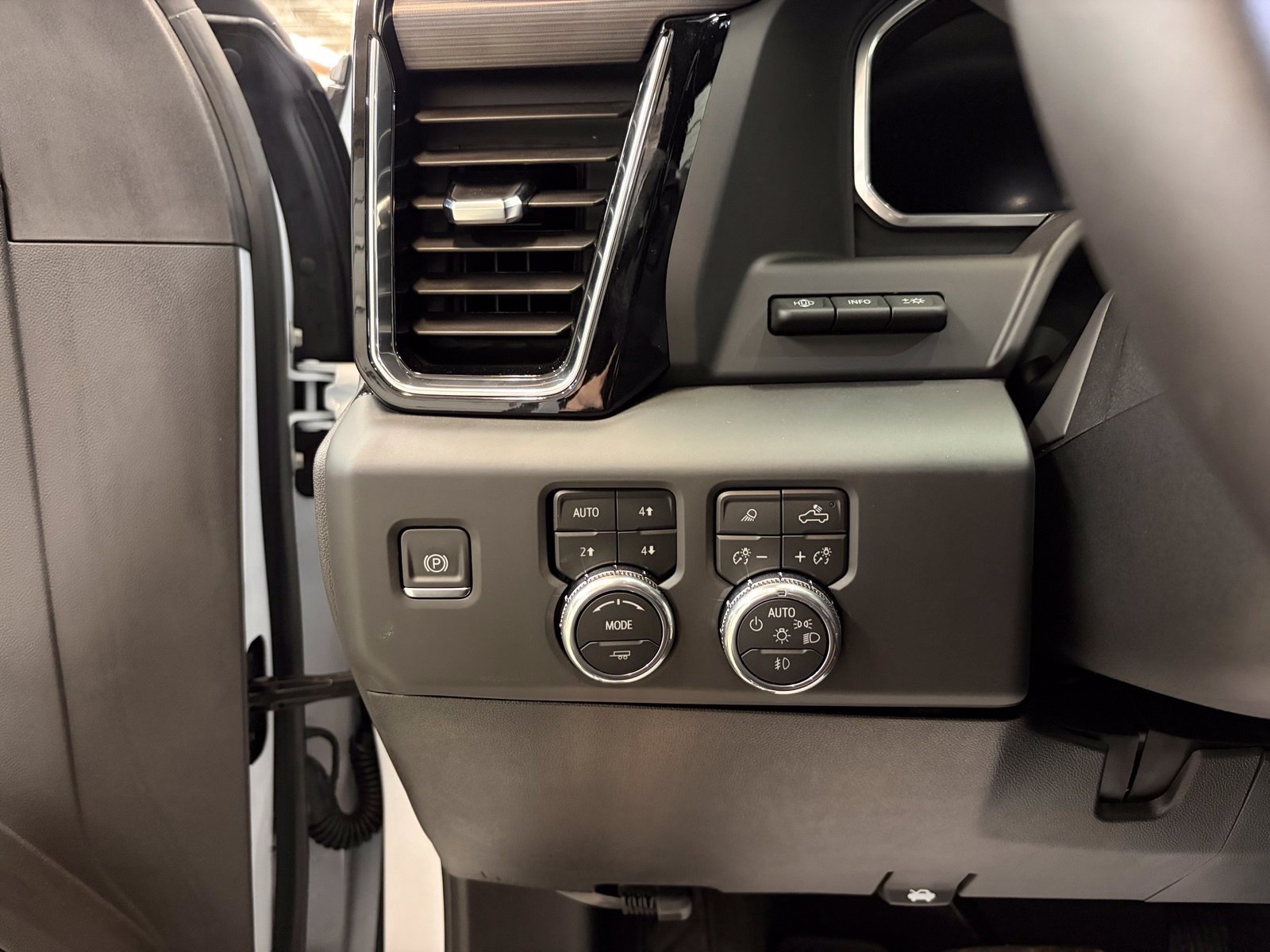 Used 2026 GMC Sierra 3500 Denali Ultimate AWD/4WD image 17