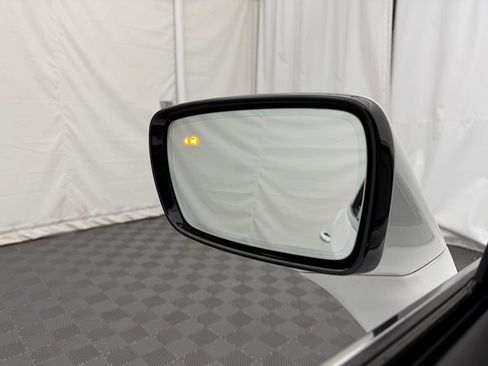 Used 2021 Buick Enclave Essence image 13